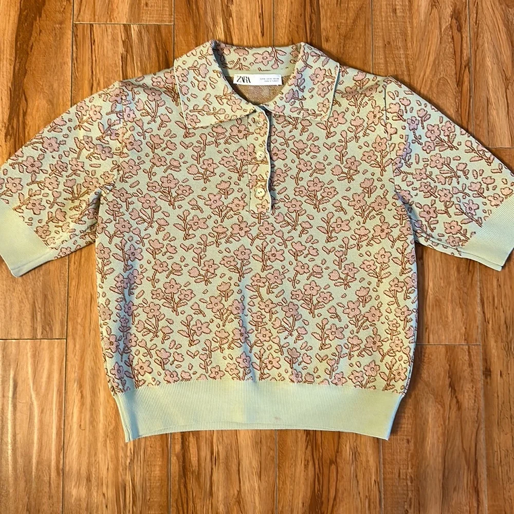 Green college shirt with pink flowers and shell buttons - Picture 1 of 4